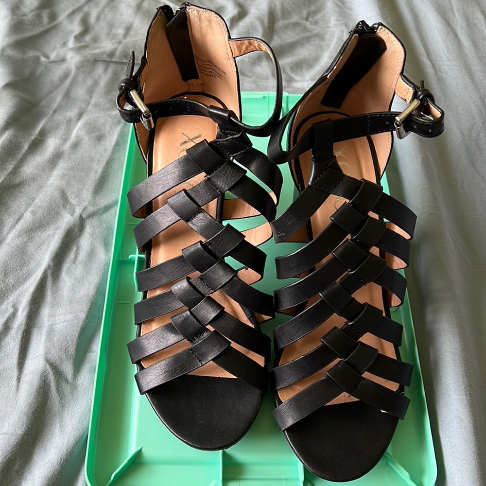 🦋XOXO black heels. $7 if bundled.